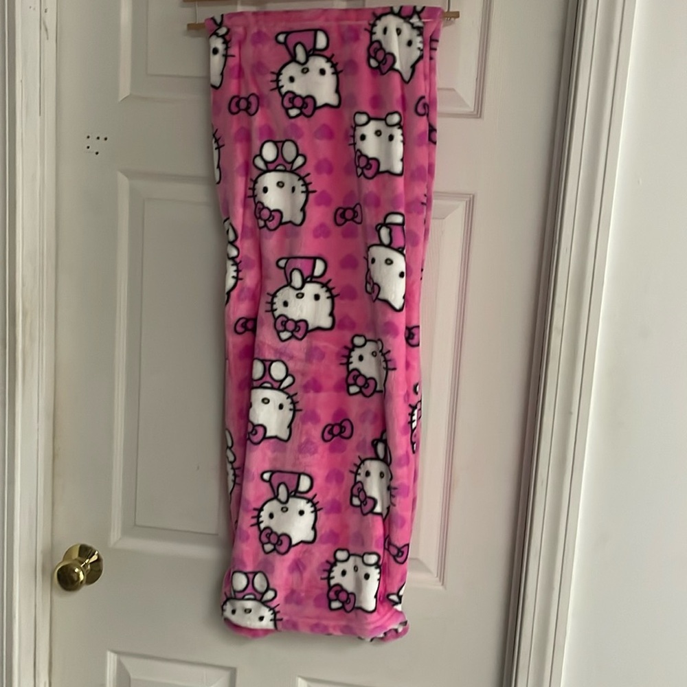 Hello Kitty hearts blanket